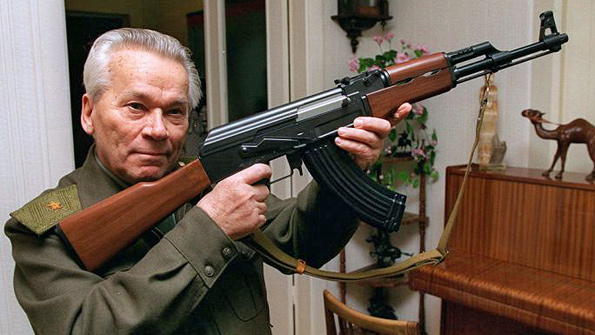 13/11/1947 - Liên Xô hoàn tất công đoạn phát triển súng trường tấn công AK-47