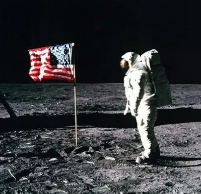 Điều gì đã xảy ra với những lá cờ được để lại trên Mặt trăng?