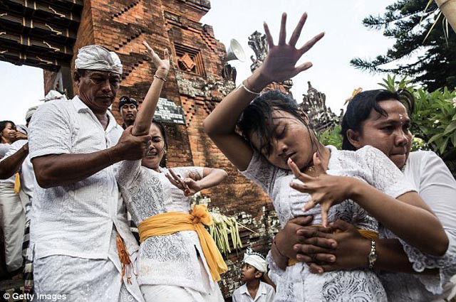 Nghi lễ tôn giáo rùng rợn nhất trên thế giới