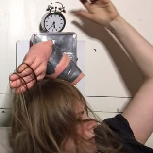 Video: Đồng hồ báo thức thô lỗ nhất thế giới