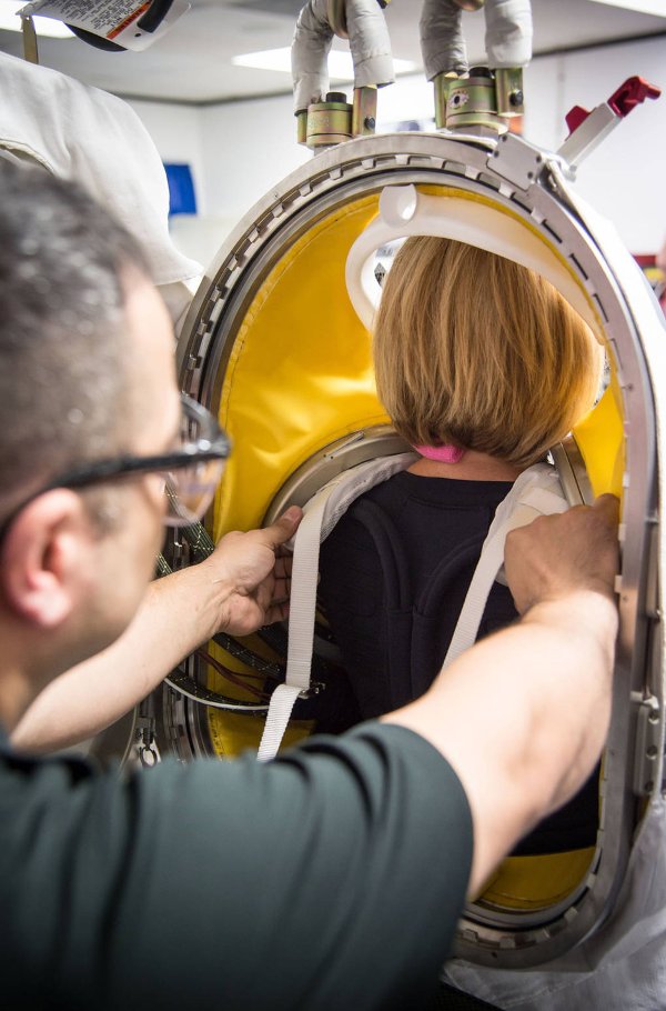 NASA ra mắt 2 mẫu trang phục cho phi hành gia lên sao Hỏa