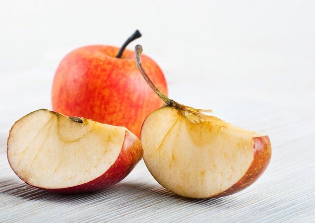 Tại sao những miếng táo chuyển màu nâu sau khi cắt?
