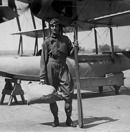 28/11/1929 - Richard Evelyn Byrd trở thành người đầu tiên bay qua Nam Cực