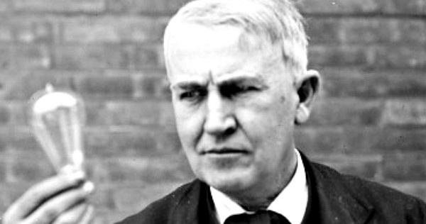 29/11/1877 - Thomas Edison cho ra mắt phát minh đầu tiên của mình - máy hát quay tay