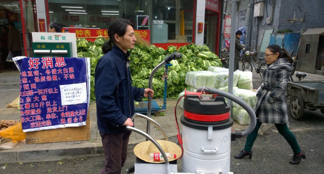 Nghệ sĩ đường phố đóng gạch bằng khói bụi ô nhiễm ở Bắc Kinh