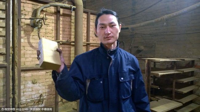Nghệ sĩ đường phố đóng gạch bằng khói bụi ô nhiễm ở Bắc Kinh