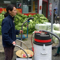 Nghệ sĩ đường phố đóng gạch bằng khói bụi ô nhiễm ở Bắc Kinh