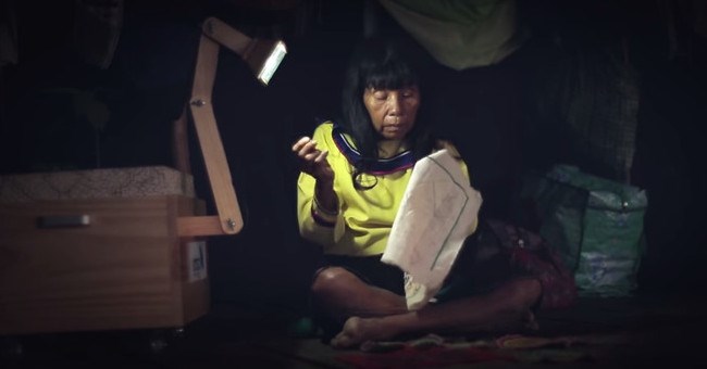 Đèn lấy điện từ cây thắp sáng làng quê hẻo lánh ở Peru