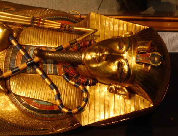 Lời nguyền chết chóc của Tutankhamun cũng không hề tồn tại mà là hành động, âm mưu giết người của một kẻ cuồng tín.