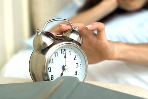 Hãy loại bỏ đồng hồ báo thức vì chúng chỉ khiến cho bạn khó ngủ hơn mà thôi.