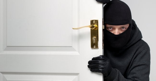 Nên giả vờ ngủ nếu có trộm vào phòng