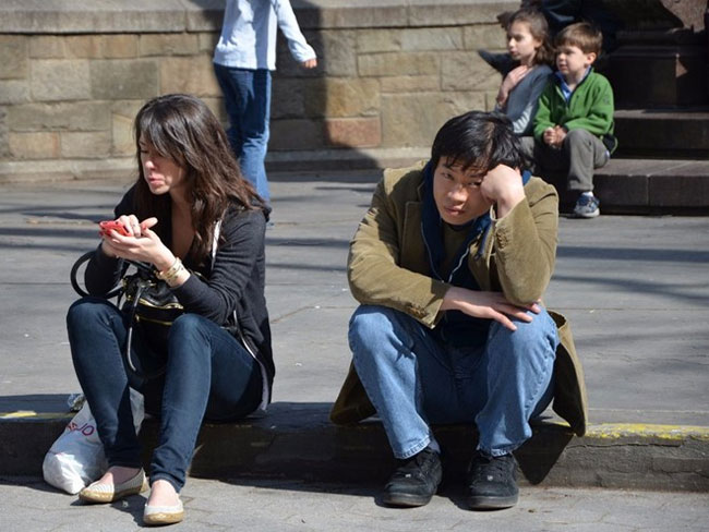 Sử dụng smartphone có thể khiến con người điếc tạm thời
