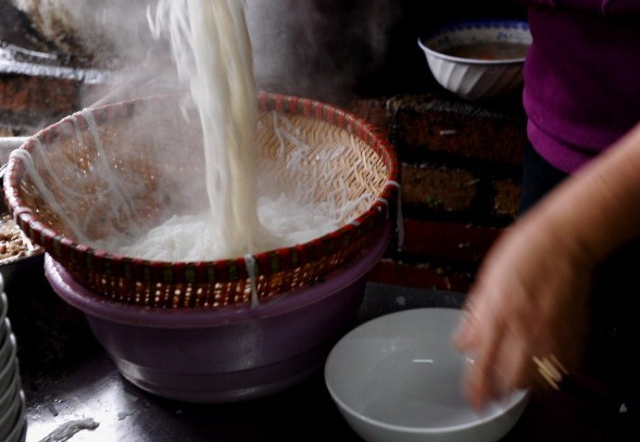 Bún được làm bằng gạo nguyên chất sẽ có màu trắng đục.