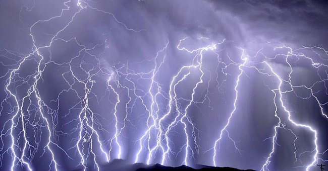 Kì bí hiện tượng "sét chổng ngược" tuyệt đẹp trong tự nhiên