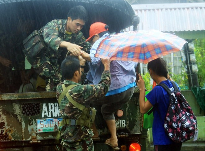 Siêu bão Melor đổ bộ Philippines, 3 người chết