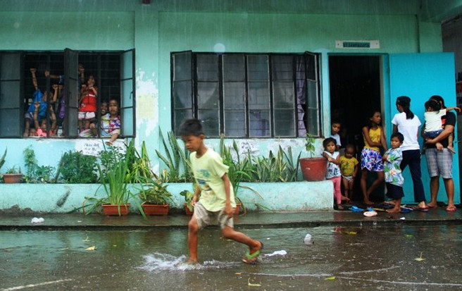 Siêu bão Melor đổ bộ Philippines, 3 người chết