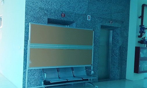 Vì sao cửa thang máy mở khi không có cabin?