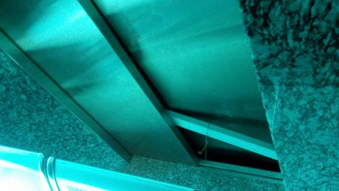 Vì sao cửa thang máy mở khi không có cabin?