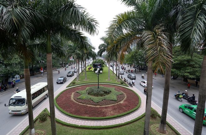 Phá bỏ cây xanh, thảm cỏ trên tuyến đường đẹp ở thủ đô