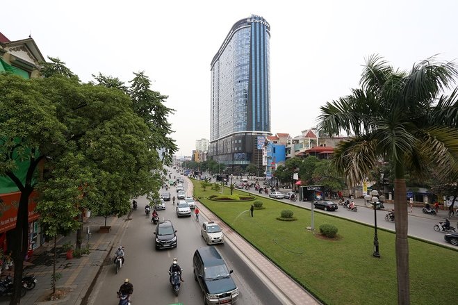 Phá bỏ cây xanh, thảm cỏ trên tuyến đường đẹp ở thủ đô