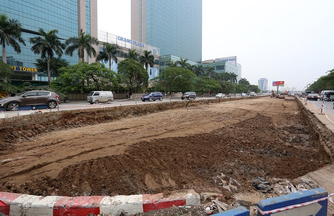 Phá bỏ cây xanh, thảm cỏ trên tuyến đường đẹp ở thủ đô