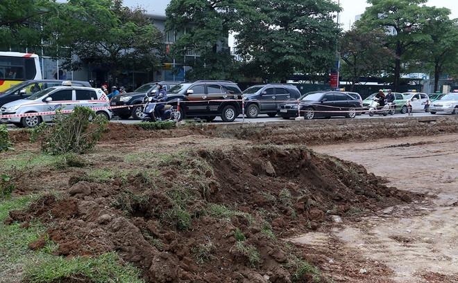 Phá bỏ cây xanh, thảm cỏ trên tuyến đường đẹp ở thủ đô