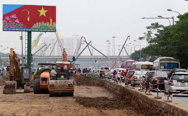 Phá bỏ cây xanh, thảm cỏ trên tuyến đường đẹp ở thủ đô