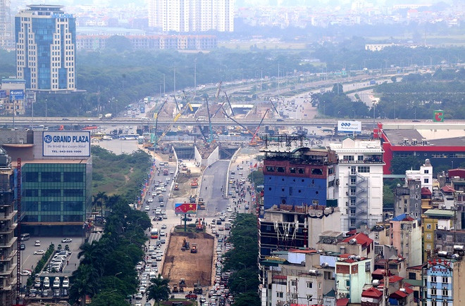 Phá bỏ cây xanh, thảm cỏ trên tuyến đường đẹp ở thủ đô