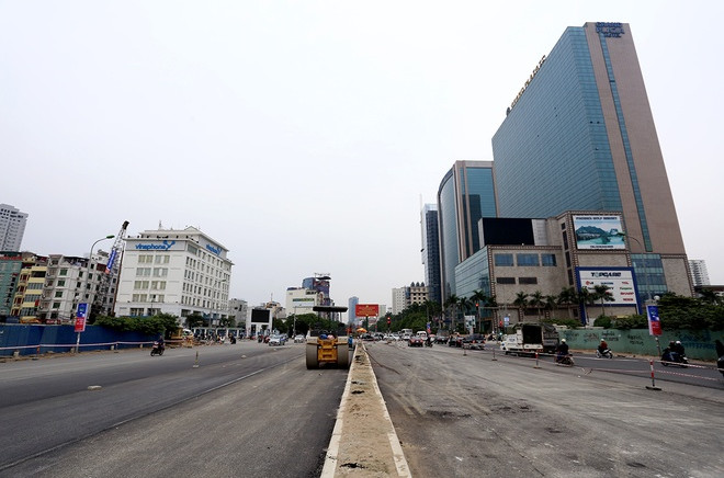 Phá bỏ cây xanh, thảm cỏ trên tuyến đường đẹp ở thủ đô