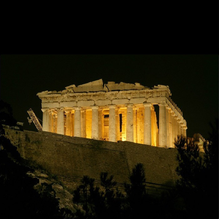 Đền Parthenon được xây dựng hoàn toàn từ đá cẩm thạch Pentelic có màu sắc tươi sáng, riêng mái nhà và trần nhà được chạm khắc từ gỗ Cypress có mùi thơm.