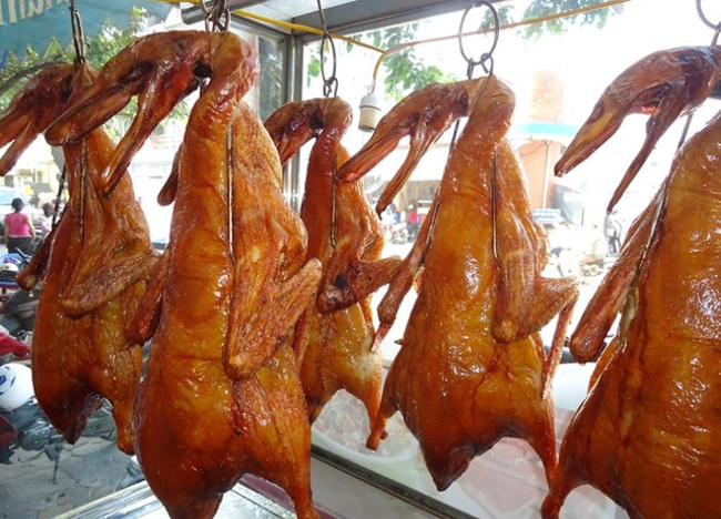 Cẩn trọng với công nghệ chế biến vịt quay siêu bẩn