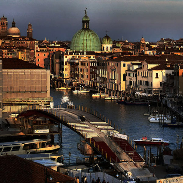 Venice là thành phố duy nhất trên thế giới mà giao thông chỉ có đường thủy và đi bộ.