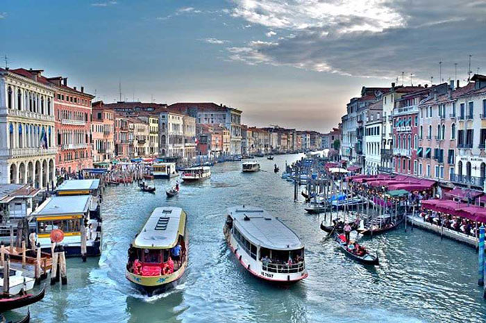 Chiếc thuyền godola - một loại thuyền gỗ cổ của Venice đã trở nên quen thuộc và nổi tiếng khắp thế giới.