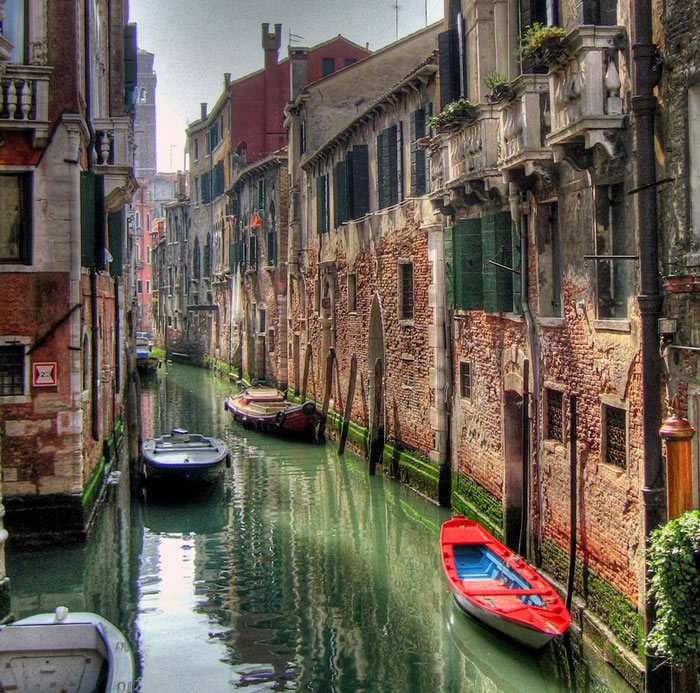 Canal Grande là mạch giao thông chính của thành phố, Canal Grande còn được biết đến là đại lộ đẹp nhất thế giới, với nhiều công trình kiến trúc độc đáo và có giá trị lịch sử cao.