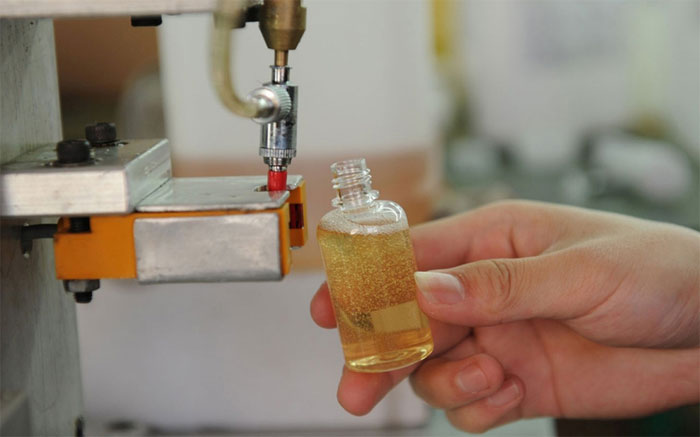 Quá trình vô chai tinh dầu tại một nhà máy ở Trung Quốc​.