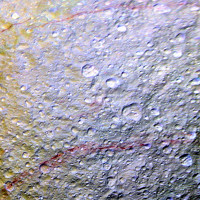 Vệt màu đỏ máu bí ẩn trên mặt trăng sao Thổ