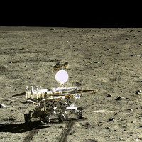 Robot tự hành của Trung Quốc tìm thấy đá lạ trên Mặt Trăng