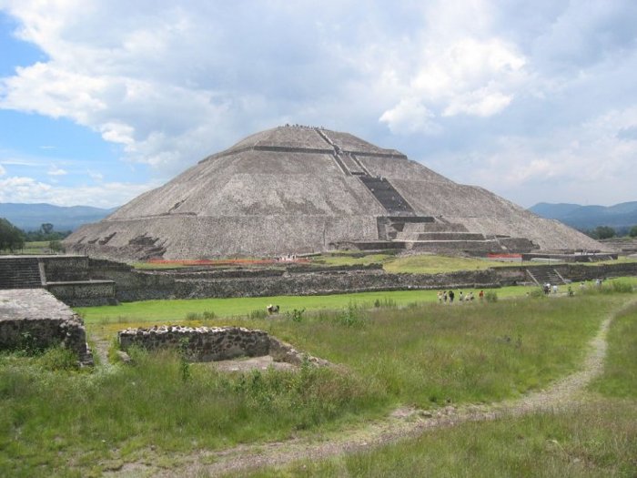 Bộ tộc Mexico cổ đại nuôi báo sư tử bằng thịt người