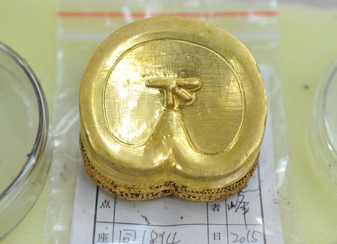 Hàng chục cân vàng rải quanh quan tài cháu trai Hán Vũ Đế