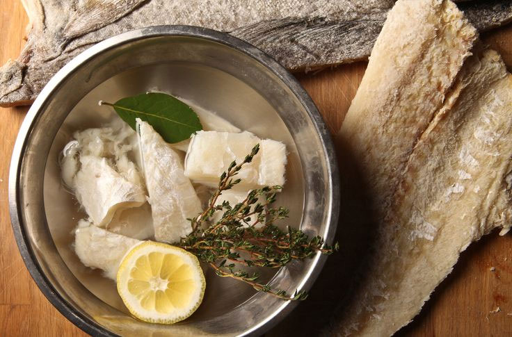 Người Đan Mạch ăn cá tuyết hấp, trong khi ở Italy, món cá tuyết muối phơi khô được các gia đình làm suốt từ Giáng sinh tới năm mới. Đức và Ba Lan lại có món cá trích muối để có được may mắn.