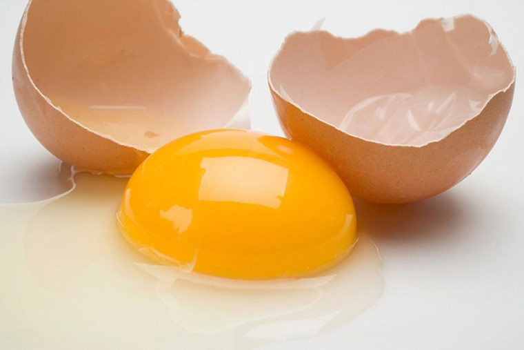 Trứng gà sống có chứa nhiều avidin. Lượng chất này quá dư thừa trong cơ thể làm chúng ta không có cảm giác thèm ăn, mệt mỏi, đau cơ bắp, da sưng dộp, rụng lông mày...