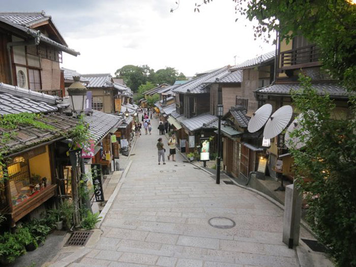 Mặc dù là một thành phố du lịch nổi tiếng nhưng Kyoto vẫn giữ nguyên vẹn được hình ảnh một cố đô yên ả, thanh bình, cổ kính.