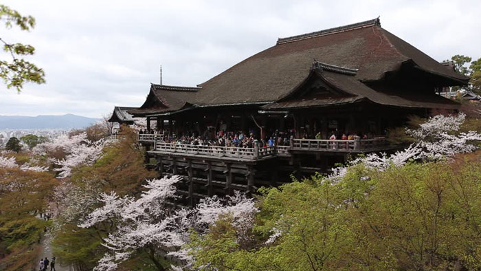 Di sản văn hóa cố đô Kyoto là một quần thể gồm nhiều chùa chiền Phật Giáo; đền thờ đạo Shinto; Lâu đài Hoàng gia...