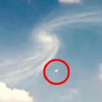 UFO và xoáy ốc bí ẩn xuất hiện đồng thời trên bầu trời Thụy Sỹ