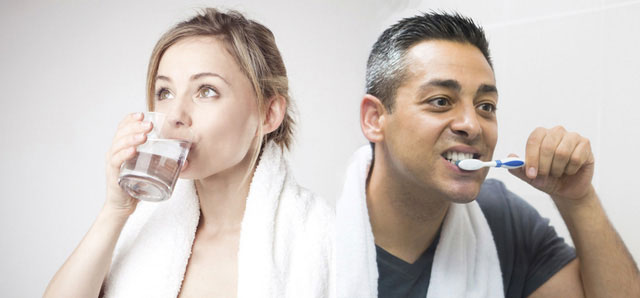 Buổi sáng, ngay khi vừa ngủ dậy, bạn nên uống nước trước hay đánh răng trước?