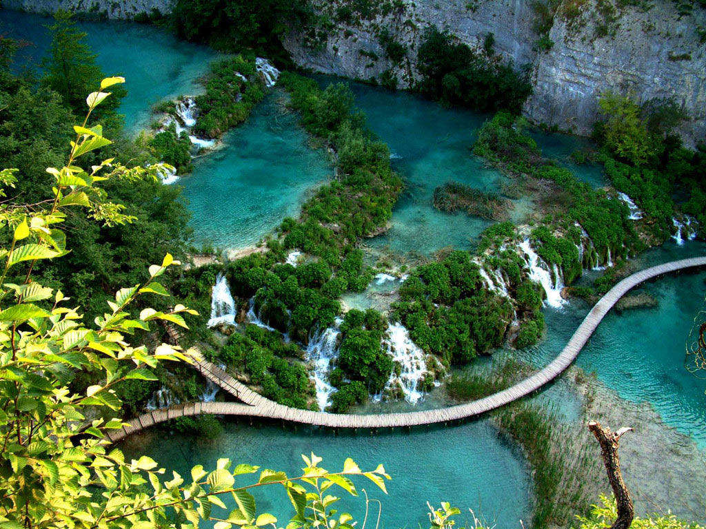Đường mòn qua hồ Plitvice ở Croatia nằm trong Công viên Quốc gia Croatia