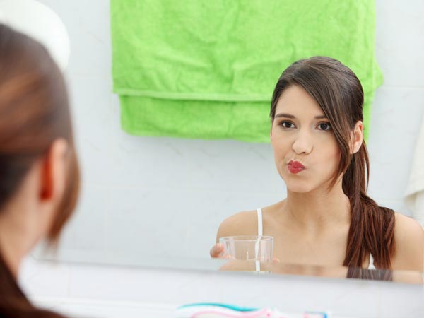 Khi ho, bạn hãy xúc miệng bằng nước muối ấm để làm giảm cơn ho. Muối có tác dụng làm sạch miệng và họng của bạn, khiến những tác nhân gây bệnh bị tiêu diệt.