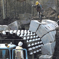Video: Lắp ghép những khối bê tông nhỏ để tạo thành đường hầm