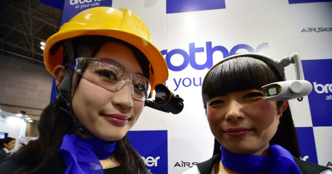 Google Glass vẫn còn đẹp mắt chán so với kính thông minh đến từ Nhật Bản