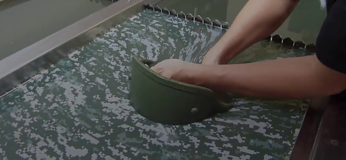 Với công nghệ sơn phủ hydrographics, việc in lên những chiếc mũ sắt cho binh lính trở nên dễ dàng hơn rất nhiều.